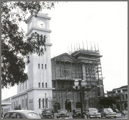 Imagem feita em 1956, mostra a fase final da construção da Catedral de Santo Antônio, situada na Praça José Bonifácio, em Piracicaba