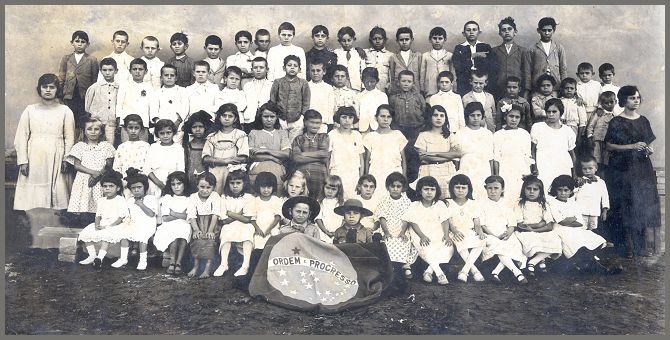 Alunos das escolas públicas masculina e feminina do distrito de Santo Anastácio em 1923
