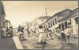 Habitantes da rua Monte Carmelo (Aparecida) carpindo