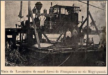Cartão postal da cidade dePitangueiras que mostra o transporte da locomotiva do ramal férreo de Pitangueiras no Rio Mogi Guaçu