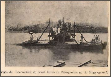 Cartão postal da cidade dePitangueiras que mostra o transporte da locomotiva do ramal férreo de Pitangueiras no Rio Mogi Guaçu
