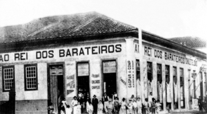 Comércio da Rua Moraes Barros, em Piracicaba, no começo do século passado. Comércio da Rua Moraes Barros, em Piracicaba, no começo do século passado.