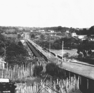 Ponte piracicabana construída em estrutura metálica e pedregulho, em imagem de 1885. Ponte piracicabana construída em estrutura metálica e pedregulho, em imagem de 1885.