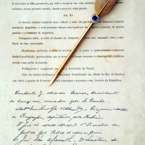 Fotografia da página da Constituição de 1891, com assinatura do Senador Prudente de Moraes, Presidente do Congresso Nacional Constituinte e pena utilizada na ocasião. Fotografia da página da Constituição de 1891, com assinatura do Senador Prudente de Moraes, Presidente do Congresso Nacional Constituinte e pena utilizada na ocasião.