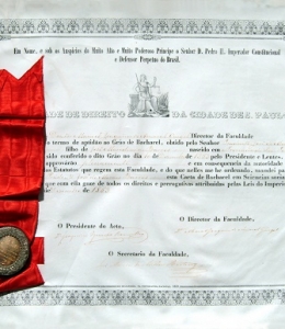 Diploma de bacharel conferido a Prudente de Moraes pela Faculdade de Direito de São Paulo, em dezembro 1863. Diploma de bacharel conferido a Prudente de Moraes pela Faculdade de Direito de São Paulo, em dezembro 1863.