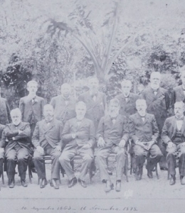Prudente de Moraes em fotografia de 16 de novembro de 1898, com a turma da Faculdade de Direito de São Paulo que se diplomou em dezembro de 1863. Prudente de Moraes em fotografia de 16 de novembro de 1898, com a turma da Faculdade de Direito de São Paulo que se diplomou em dezembro de 1863.