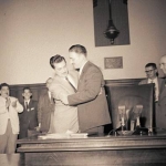 O novo Presidente da Assembléia Legislativa, Deputado Ruy de Almeida Barbosa, recebe os cumprimentos de seu antecessor, Deputado André Franco Montoro, após a eleição da Mesa Diretora, em 12 de março de 1956. O novo Presidente da Assembléia Legislativa, Deputado Ruy de Almeida Barbosa, recebe os cumprimentos de seu antecessor, Deputado André Franco Montoro, após a eleição da Mesa Diretora, em 12 de março de 1956.