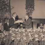 O Governador Jânio Quadros entrega a Mensagem do Governo do Estado ao Deputado Rui de Almeida Barbosa, na Sessão Solene de início dos trabalhos legislativos, em 14 de março de 1956. O Governador Jânio Quadros entrega a Mensagem do Governo do Estado ao Deputado Rui de Almeida Barbosa, na Sessão Solene de início dos trabalhos legislativos, em 14 de março de 1956.