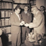 Ato de recebimento de compra da biblioteca, composta de 30.000 volumes, do Ministro das Relações Exteriores, Doutor José Carlos de Macedo Soares, em 19 de maio. Ato de recebimento de compra da biblioteca, composta de 30.000 volumes, do Ministro das Relações Exteriores, Doutor José Carlos de Macedo Soares, em 19 de maio.