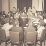 Reunião , em 30 de maio, da Comissão Especial constituída pelo Requerimento 129/56, para estudar o problema do menor abandonado. Reunião , em 30 de maio, da Comissão Especial constituída pelo Requerimento 129/56, para estudar o problema do menor abandonado.