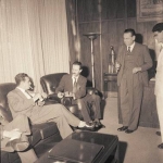 Em visita à Assembléia Legislativa, em 4 de dezembro de 1956, o Governador Jânio Quadros é recebido pelo Presidente Ruy de Almeida Barbosa e Deputados. Em visita à Assembléia Legislativa, em 4 de dezembro de 1956, o Governador Jânio Quadros é recebido pelo Presidente Ruy de Almeida Barbosa e Deputados.