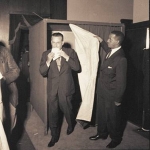 O Deputado Narciso Pieroni saindo da cabine de votação na eleição da Mesa Diretora, em 12 de março de 1957. O Deputado Narciso Pieroni saindo da cabine de votação na eleição da Mesa Diretora, em 12 de março de 1957.