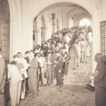 Fila para inscrição no concurso público para vagas de Oficial de Gabinete e Auxiliar de Portaria, em 30 de abril . Fila para inscrição no concurso público para vagas de Oficial de Gabinete e Auxiliar de Portaria, em 30 de abril .