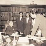 O Governador do Estado, Professor Carvalho Pinto, recebe em audiência, no Palácio dos Campos Elísios, uma comissão de Parlamentares liderada pelo Deputado Farabulini Jr., em 1º de setembro. O Governador do Estado, Professor Carvalho Pinto, recebe em audiência, no Palácio dos Campos Elísios, uma comissão de Parlamentares liderada pelo Deputado Farabulini Jr., em 1º de setembro.