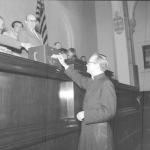 O Deputado Padre Antonio Oliveira Godinho deposita na urna o seu voto, na eleição da Mesa Diretora , em 12 de março de 1961. O Deputado Padre Antonio Oliveira Godinho deposita na urna o seu voto, na eleição da Mesa Diretora , em 12 de março de 1961.