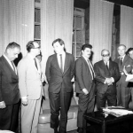 Visita dos compositores Vinicius de Moraes e Tom Jobim ao Legislativo Paulista, em 26 de outubro de 1964. Visita dos compositores Vinicius de Moraes e Tom Jobim ao Legislativo Paulista, em 26 de outubro de 1964.