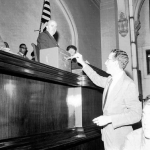 O jornalista, radialista e apresentador de televisão, Deputado Blota Júnior votando na eleição para a Mesa Diretora , em12 de março de 1965. O jornalista, radialista e apresentador de televisão, Deputado Blota Júnior votando na eleição para a Mesa Diretora , em12 de março de 1965.