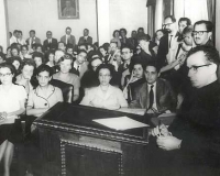 Assistência do concurso de Octavio Ianni (em primeiro plano): Paulo Singer (de pé, atrás de Ianni), Perseu Abramo e Oliveiros S. Ferreira (de pé, atrás de P. Singer, após um casal). Sentados (da esq. p/ dir.): Ruth Cardoso (a 1ª), Fernando Henrique Cardoso (o 4º). Assistência do concurso de Octavio Ianni (em primeiro plano): Paulo Singer (de pé, atrás de Ianni), Perseu Abramo e Oliveiros S. Ferreira (de pé, atrás de P. Singer, após um casal). Sentados (da esq. p/ dir.): Ruth Cardoso (a 1ª), Fernando Henrique Cardoso (o 4º).