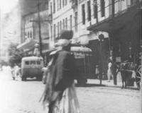 Baiana com seus apetrechos caminhando pelas ruas da Bahia – abril de 1950. Baiana com seus apetrechos caminhando pelas ruas da Bahia – abril de 1950.