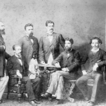 Fotografia da bancada do Partido Republicano na Assembléia Provincial, na legislatura de 1882 / 1883. A partir da esquerda, Martinho Prado Jr., Rangel Pestana, Campos Salles, Gabriel Piza, Prudente de Moraes e Pinheiro Machado. Fotografia da bancada do Partido Republicano na Assembléia Provincial, na legislatura de 1882 / 1883. A partir da esquerda, Martinho Prado Jr., Rangel Pestana, Campos Salles, Gabriel Piza, Prudente de Moraes e Pinheiro Machado.