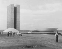 Vista da Praça dos Três Poderes um ano após a inauguração de Brasília - abril de 1961. Vista da Praça dos Três Poderes um ano após a inauguração de Brasília - abril de 1961.