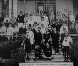 Caio Prado Júnior (o 7º da esquerda para a direita, no alto) quando cursava o 2º ano no Colégio São Luís. Caio Prado Júnior (o 7º da esquerda para a direita, no alto) quando cursava o 2º ano no Colégio São Luís.