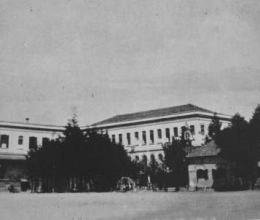Vista do prédio do Colégio São Luís na época em que foi frequentado por Caio Prado Júnior. Vista do prédio do Colégio São Luís na época em que foi frequentado por Caio Prado Júnior.