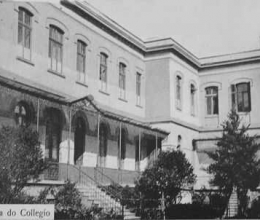 Vista do prédio do Colégio São Luís na época em que foi freqüentado por Caio Prado Júnior. Vista do prédio do Colégio São Luís na época em que foi freqüentado por Caio Prado Júnior.