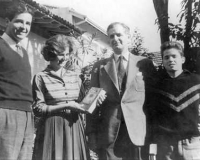 Caio Prado Júnior e seus filhos (da esq. p/ dir.): Caio Graco, Yolanda e Roberto, durante o lançamento da coleção "Jovens de Todo o Mundo" da Editora Brasiliense (junho de 1960). Caio Prado Júnior e seus filhos