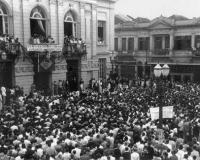 Ao fim da ditadura de Vargas, seguiu-se uma intensa mobilização popular em todos os espectros políticos do país. Caio Prado Júnior registrou em seus álbuns fotográficos esse fenômeno. Um comício no centro histórico de São Paulo do brigadeiro Eduardo Gomes, candidato à presidência da UDN. Ao fim da ditadura de Vargas, seguiu-se uma intensa mobilização popular em todos os espectros políticos do país. Caio Prado Júnior registrou em seus álbuns fotográficos esse fenômeno. Um comício no centro histórico de São Paulo do brigadeiro Eduardo Gomes, candidato à presidência da UDN.