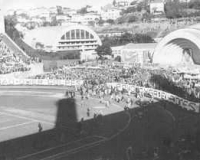 Ao fim da ditadura de Vargas, seguiu-se uma intensa mobilização popular em todos os espectros políticos do país. Caio Prado Júnior registrou em seus álbuns fotográficos esse fenômeno. Imagem tomada no Pacaembu em um comício do líder comunista Luiz Carlos Prestes. Ao fim da ditadura de Vargas, seguiu-se uma intensa mobilização popular em todos os espectros políticos do país. Caio Prado Júnior registrou em seus álbuns fotográficos esse fenômeno. Imagem tomada no Pacaembu em um comício do líder comunista Luiz Carlos Prestes.