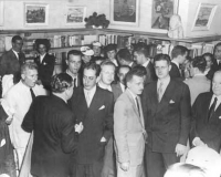Durante lançamento na Livraria Brasiliense vêem-se Moacyr Werneck de Castro (de paletó riscado) e Jorge Amado à esquerda de Caio Prado Júnior. Durante lançamento na Livraria Brasiliense vêem-se Moacyr Werneck de Castro (de paletó riscado) e Jorge Amado à esquerda de Caio Prado Júnior.