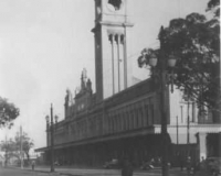 Caio Prado Júnior fotografou a Estação da Luz no final de 1946, quando lá ocorreu um gigantesco incêndio. A reconstrução da Estação se estendeu de 1947 a 1951, ocasião na qual a mesma recebeu o 3º andar sobre as partes que foram atingidas e mais pilastras de sustentação. Caio Prado Júnior fotografou a Estação da Luz no final de 1946, quando lá ocorreu um gigantesco incêndio. A reconstrução da Estação se estendeu de 1947 a 1951, ocasião na qual a mesma recebeu o 3º andar sobre as partes que foram atingidas e mais pilastras de sustentação.