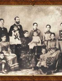 Família de Martinho Prado Júnior (1843 - 1906), conhecido como Martinico. Família de Martinho Prado Júnior (1843 - 1906), conhecido como Martinico. Nesta fotografia, além de Martinico, estão sua esposa Albertina de Moraes Pinto (1852 - 1912) e seus 12 filhos. Caio Prado (1872 - 1947), pai de Caio Prado Júnior, está à esquerda de seu pai.