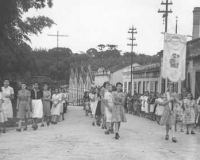 Procissão em Valinhos / SP, durante a Festa da Uva - janeiro de 1945. Procissão em Valinhos / SP, durante a Festa da Uva - janeiro de 1945.