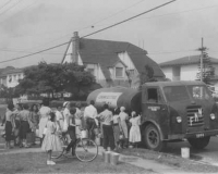 Esta fotografia, tirada por Caio Prado Jr. nas proximidades de sua residência, ilustra falhas no sistema de abastecimento de água na cidade de São Paulo - setembro de 1955. Esta fotografia, tirada por Caio Prado Jr. nas proximidades de sua residência, ilustra falhas no sistema de abastecimento de água na cidade de São Paulo - setembro de 1955.