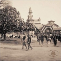 Solenidade de transferência dos restos mortais do Sargento Alvaro dos Santos Mattos, Herói da Revolução de 1932, para sepultamento no Mausoléu da Revolução, no Ibirapuera. 1956 Solenidade de transferência dos restos mortais do Sargento Alvaro dos Santos Mattos, Herói da Revolução de 1932, para sepultamento no Mausoléu da Revolução, no Ibirapuera. 1956