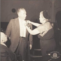 O Prefeito Adhemar de Barros recebendo medalha em comemoração à Revolução Constitucionalista. 1958 O Prefeito Adhemar de Barros recebendo medalha em comemoração à Revolução Constitucionalista. 1958