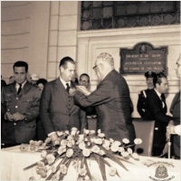 Condecoração do Prefeito José Vicente Faria Lima com a medalha da Revolução. 1965 Condecoração do Prefeito José Vicente Faria Lima com a medalha da Revolução. 1965