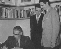 Monteiro Lobato assinando o contrato da edição de suas obras completas pela Editora Brasiliense. Ao seu lado, de pé, Arthur Heládio Neves e Caio Prado Júnior (Da revista Fundamentos Nº 4/5 (set.-out. de 1948). Monteiro Lobato assinando o contrato da edição de suas obras completas pela Editora Brasiliense. Ao seu lado, de pé, Arthur Heládio Neves e Caio Prado Júnior (Da revista Fundamentos Nº 4/5 (set.-out. de 1948).