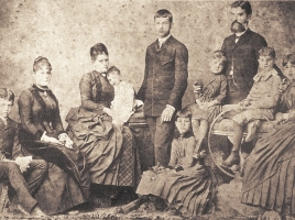 Prudente de Moraes com a esposa e filhos. A partir da esquerda: Prudente Filho, Maria Amélia, Adelaide (esposa), Paula, Gustavo, Carlota, Maria Tereza, Prudente de Moraes,Antonio e Júlia. Prudente de Moraes com a esposa e filhos. A partir da esquerda: Prudente Filho, Maria Amélia, Adelaide (esposa), Paula, Gustavo, Carlota, Maria Tereza, Prudente de Moraes,Antonio e Júlia.