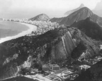 Em primeiro plano a Praia Vermelha, onde se encontra um complexo com edificações pertencentes ao Exército Brasileiro, entre elas o Instituto Militar de Engenharia e, mais ao fundo à esquerda, a praia de Copacabana - agosto de 1951. Em primeiro plano a Praia Vermelha, onde se encontra um complexo com edificações pertencentes ao Exército Brasileiro, entre elas o Instituto Militar de Engenharia e, mais ao fundo à esquerda, a praia de Copacabana - agosto de 1951.