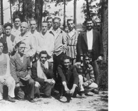 Grupo de presos políticos no Presídio do Paraíso, em São Paulo. Caio Prado Júnior é o 6º (de pé) da esquerda para a direita. Na outra imagem vê-se Caio Prado Júnior no pátio interno do Presídio do Paraíso. Grupo de presos políticos no Presídio do Paraíso, em São Paulo. Caio Prado Júnior é o 6º (de pé) da esquerda para a direita. Na outra imagem vê-se Caio Prado Júnior no pátio interno do Presídio do Paraíso.