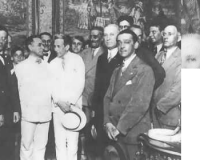 Durante sua passagem por São Paulo durante a campanha eleitoral, em janeiro de 1930, Getulio Vargas posa para uma foto na casa de J. C. de Macedo Soares. Caio Prado Júnior, que serviu como motorista de Vargas nessa ocasião, pode ser entrevisto (de óculos) encoberto ao fundo. Durante sua passagem por São Paulo durante a campanha eleitoral, em janeiro de 1930, Getulio Vargas posa para uma foto na casa de J. C. de Macedo Soares. Caio Prado Júnior, que serviu como motorista de Vargas nessa ocasião, pode ser entrevisto (de óculos) encoberto ao fundo.