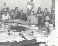 Reunião, em 18 de abril de 1947, da Comissão Especial de Constituição (sentados, da esq. p/ dir.: Padre Carvalho, Sebastião Carneiro, Epaminondas Lobo, Motta Bicudo, Pinheiro Júnior, Milton Cayres de Brito, Lincoln Feliciano, Brasilio Machado, Caio Prado Júnior, Bravo Caldeira, Loureiro Junior e Osny Silveira), a quem incumbia apresentar o anteprojeto de Constituição, apreciar as emendas e organizar o texto final. Ao lado, as assinaturas dos membros da Comissão colhidas por Caio Prado Júnior no verso da foto original. Reunião, em 18 de abril de 1947, da Comissão Especial de Constituição (sentados, da esq. p/ dir.: Padre Carvalho, Sebastião Carneiro, Epaminondas Lobo, Motta Bicudo, Pinheiro Júnior, Milton Cayres de Brito, Lincoln Feliciano, Brasilio Machado, Caio Prado Júnior, Bravo Caldeira, Loureiro Junior e Osny Silveira), a quem incumbia apresentar o anteprojeto de Constituição, apreciar as emendas e organizar o texto final. Ao lado, as assinaturas dos membros da Comissão colhidas por Caio Prado Júnior no verso da foto original.